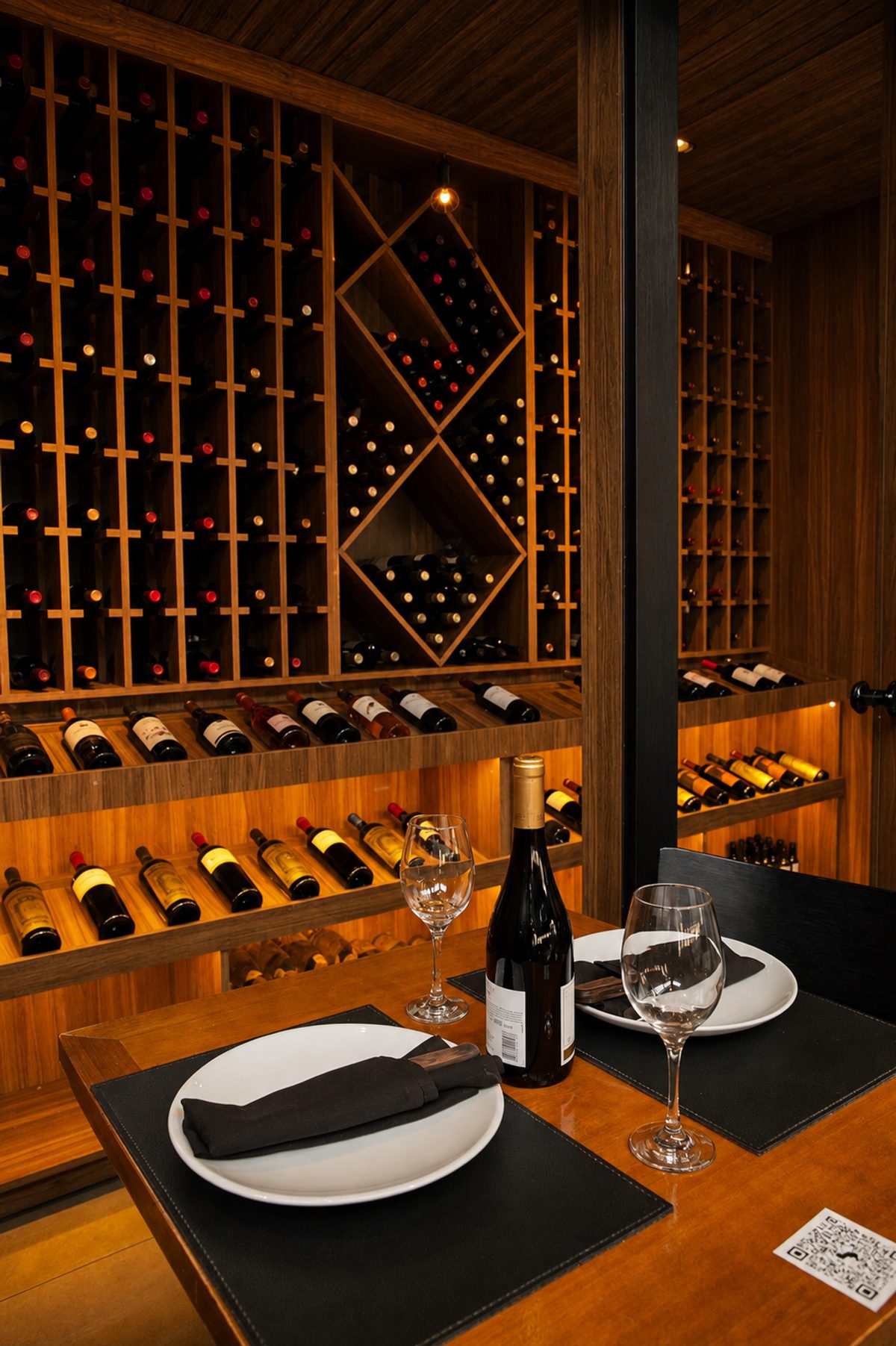 Adega do Nohar com mesa reservada, taças e garrafa de vinho